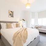 The View - Games - Hot Tub - Sleeps 22 펜션 스카버러